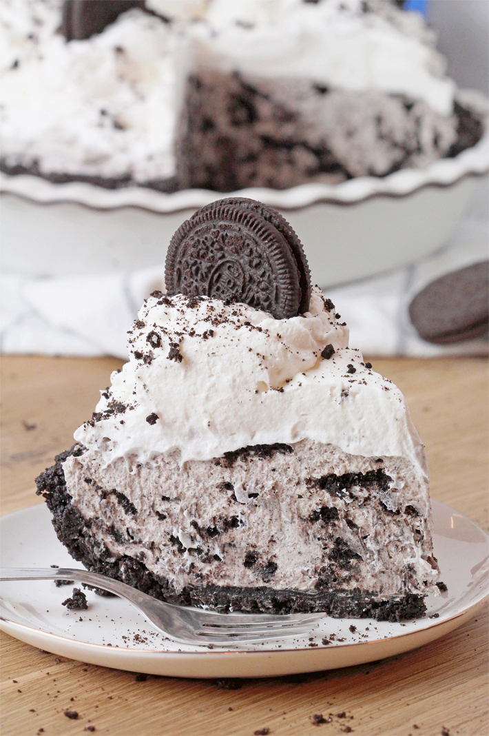 This Easy No Bake Oreo Cream Pie, made with only 7 ingredients in just 15 minutes, is perfect for the holidays and gatherings and will become your favorite dessert. It has a crunchy Oreo cookie crust, a creamy filling made with cream cheese and heavy whipping cream, filled with broken Oreos, and topped with homemade whipped topping.