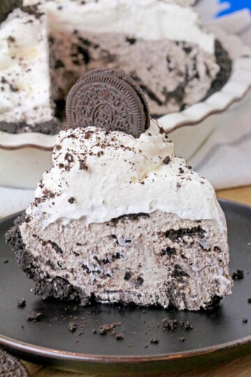 This Easy No Bake Oreo Cream Pie, made with only 7 ingredients in just 15 minutes, is perfect for the holidays and gatherings and will become your favorite dessert. It has a crunchy Oreo cookie crust, a creamy filling made with cream cheese and heavy whipping cream, filled with broken Oreos, and topped with homemade whipped topping.
