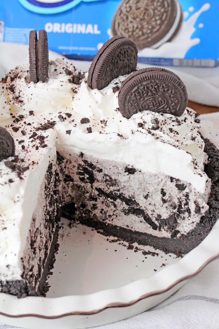 This Easy No Bake Oreo Cream Pie, made with only 7 ingredients in just 15 minutes, is perfect for the holidays and gatherings and will become your favorite dessert. It has a crunchy Oreo cookie crust, a creamy filling made with cream cheese and heavy whipping cream, filled with broken Oreos, and topped with homemade whipped topping.