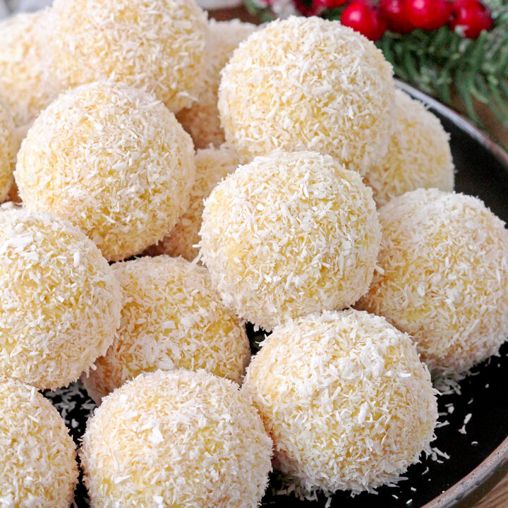 Easy Christmas Pineapple Balls - Only 5 ingredients and 15 minutes are all you need to make these refreshing holiday treats. What a delight— you’ll enjoy every bite! A tropical taste on your plate, ready in no time.