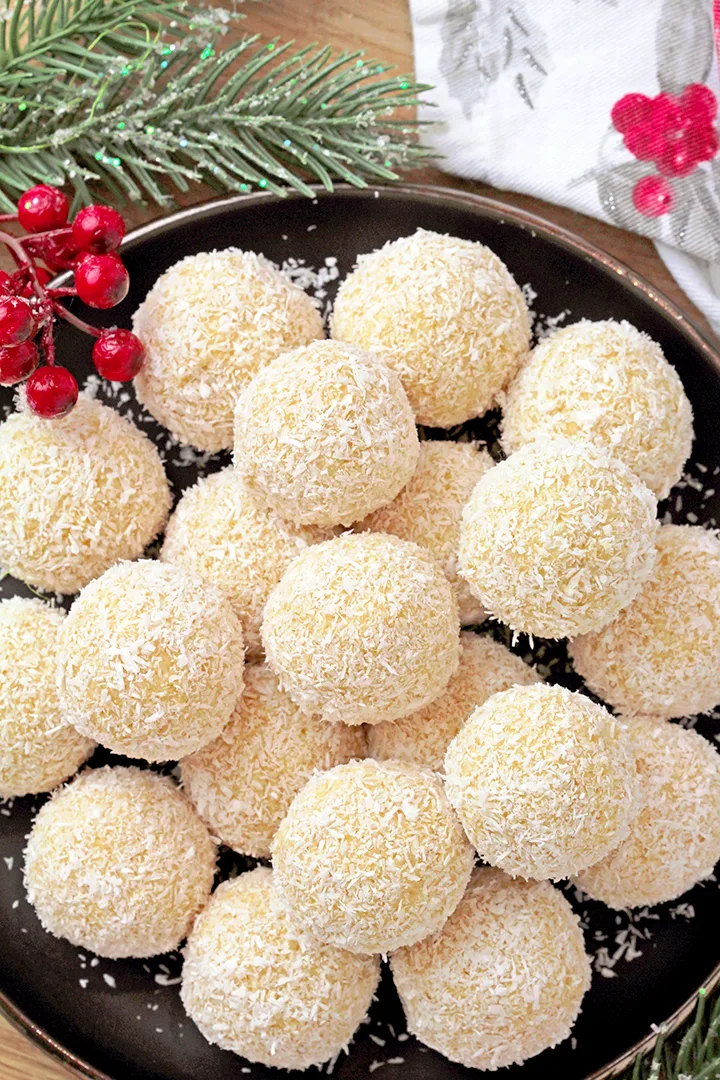 Easy Christmas Pineapple Balls – Only 5 ingredients and 15 minutes are all you need to make these refreshing holiday treats. What a delight— you’ll enjoy every bite! A tropical taste on your plate, ready in no time.