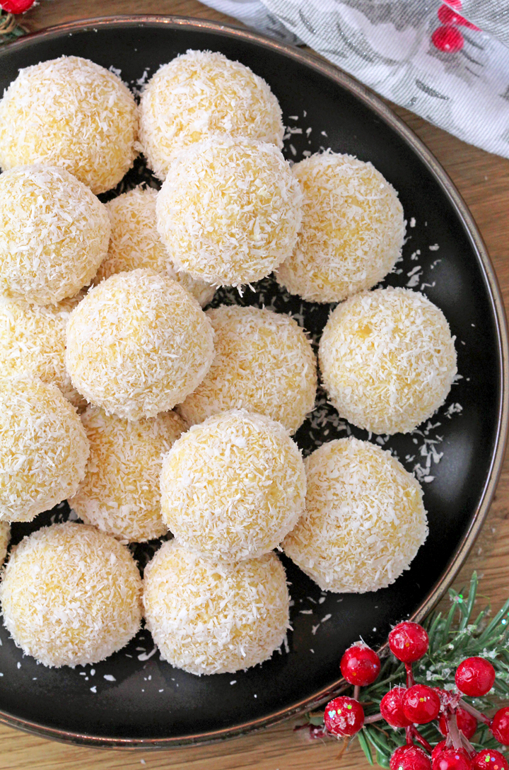 Easy Christmas Pineapple Balls - Only 5 ingredients and 15 minutes are all you need to make these refreshing holiday treats. What a delight— you’ll enjoy every bite! A tropical taste on your plate, ready in no time.