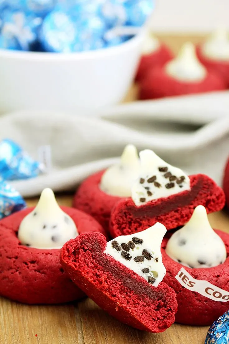 This is a recipe for cookies ideal for the holidays to come, like Christmas, New Year‘s Eve or Valentine’s Day. Holiday Red Velvet Kiss Cookies are delicious cookies made with Cookies ’n Cream Hershey’s Kisses ♥