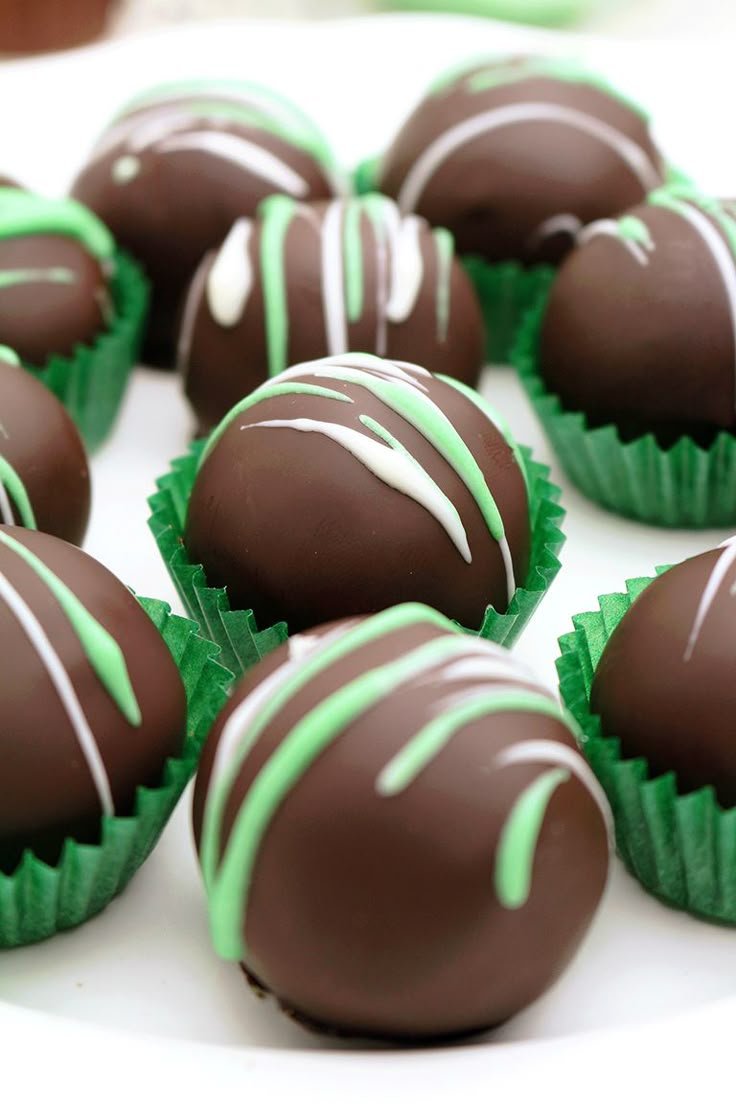 Is it going to be something with Bailey´s or Guinness beer, mint… do you like the way mint tastes? If you do, I bet you love Mint Oreo Cookies and mint flavored chocolate, as well. 5 ingredients + 35 minutes of your time = Mint Oreo Chocolate Truffles.