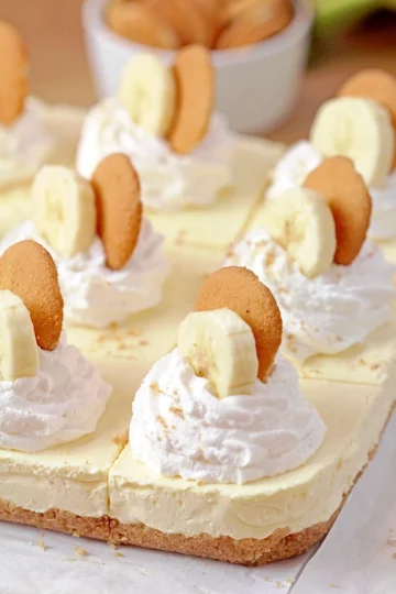 Banana Pudding Cheesecake Bars – with a Nilla wafer crust, a creamy cheese and pudding filling, this dessert is the perfect fusion of two desserts: banana pudding and cheesecake. It's super quick and easy to make, and perfect for any occasion – holidays, birthdays, get-togethers, or whenever you're craving something sweet.