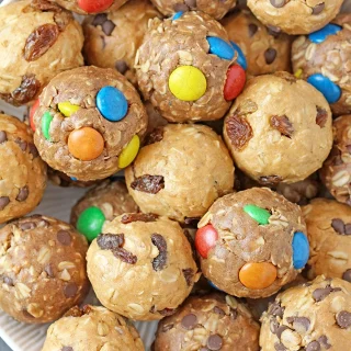 These quick and healthy no-bake protein balls made with oats, peanut butter, honey and protein powder are the perfect everyday snack. Recharge with homemade protein balls made from natural ingredients and two delicious protein flavors - vanilla and chocolate.