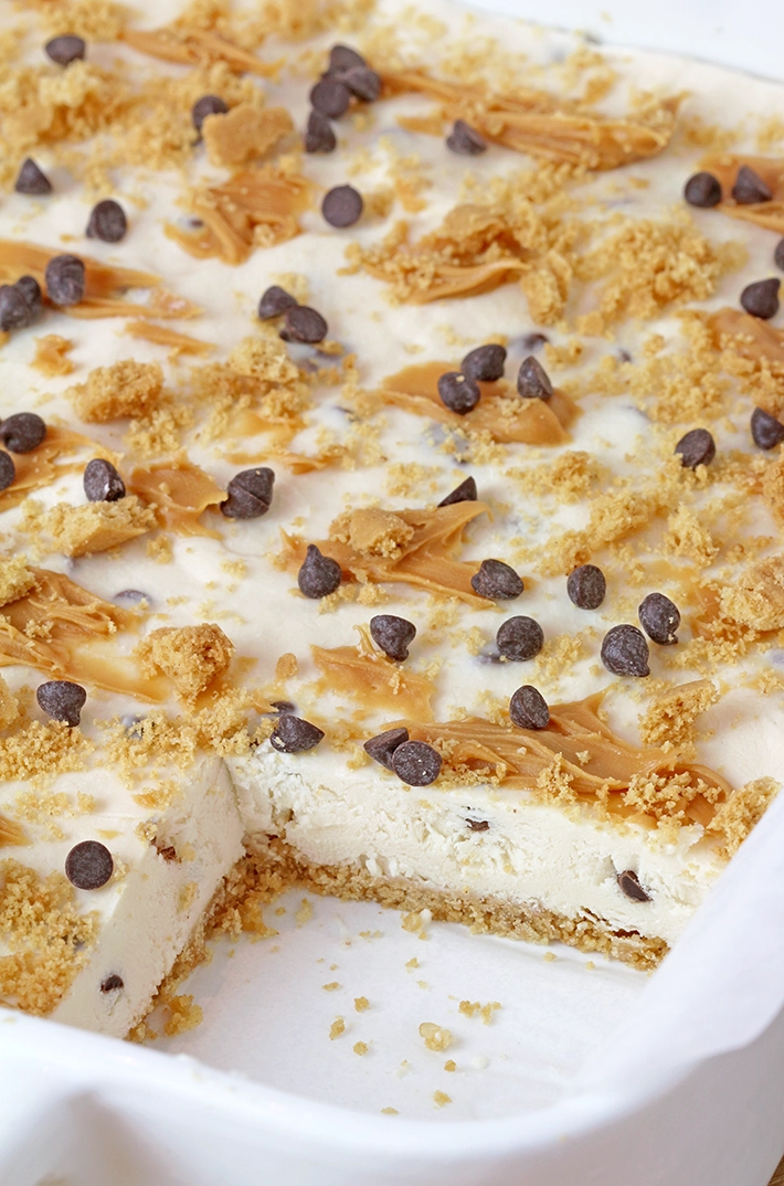 The base is made from graham cracker crumbs, butter, and honey. The filling - made with cottage cheese, honey, peanut butter, and chocolate chips - is a healthier dessert option that you can easily enrich with your favorite ingredients. 