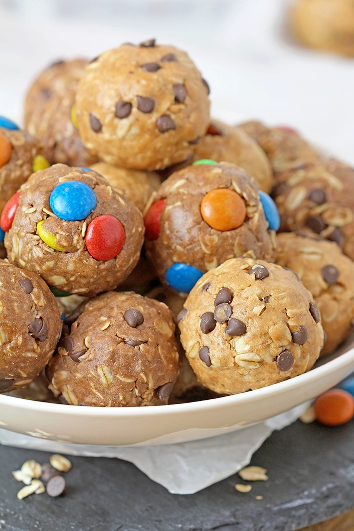 These quick and healthy no-bake protein balls made with oats, peanut butter, honey and protein powder are the perfect everyday snack. Recharge with homemade protein balls made from natural ingredients and two delicious protein flavors - vanilla and chocolate.