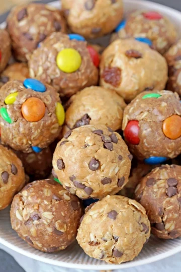 These quick and healthy no-bake protein balls made with oats, peanut butter, honey and protein powder are the perfect everyday snack. Recharge with homemade protein balls made from natural ingredients and two delicious protein flavors - vanilla and chocolate.