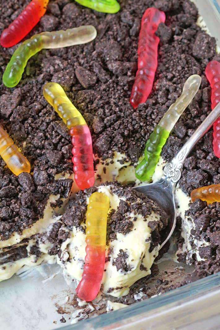 A fun and creamy chocolate pudding dessert layered with crushed Oreo cookies and gummy worms – perfect for kids, birthday parties, and Halloween.