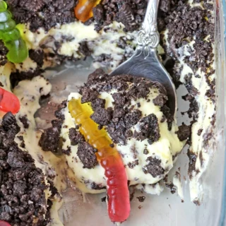Dirt Pudding Recipe - this quick and easy make-ahead dessert made with crushed Oreos and whipped vanilla pudding topped with gummy worms will wow both kids and adults! It’s fun to prepare, so the kids will be excited to help, and it’s the perfect treat for Halloween!