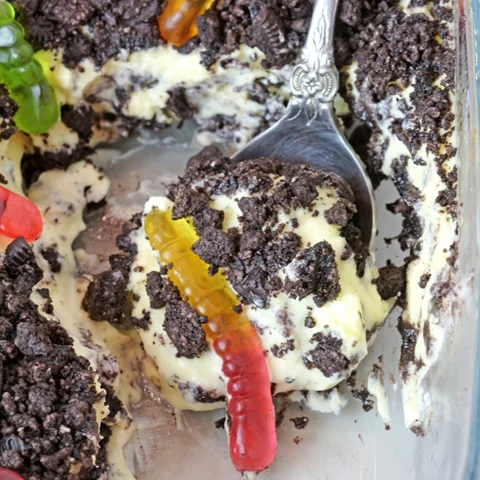 Dirt Pudding Recipe - this quick and easy make-ahead dessert made with crushed Oreos and whipped vanilla pudding topped with gummy worms will wow both kids and adults! It’s fun to prepare, so the kids will be excited to help, and it’s the perfect treat for Halloween!