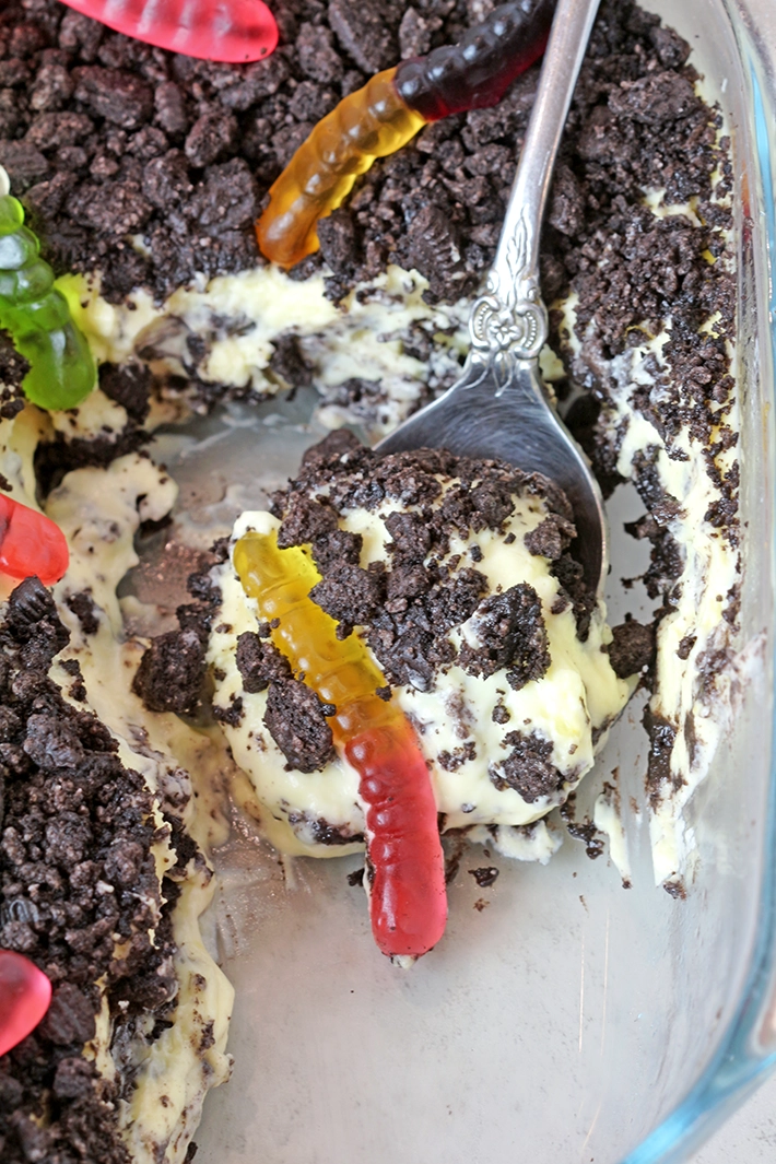 Dirt Pudding Recipe - this quick and easy make-ahead dessert made with crushed Oreos and whipped vanilla pudding topped with gummy worms will wow both kids and adults! It’s fun to prepare, so the kids will be excited to help, and it’s the perfect treat for Halloween!
