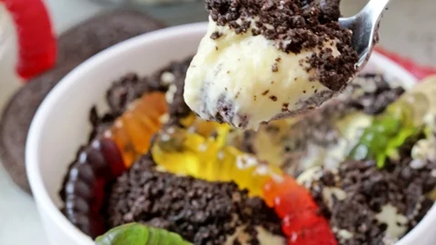 Dirt Pudding Recipe - this quick and easy make-ahead dessert made with crushed Oreos and whipped vanilla pudding topped with gummy worms will wow both kids and adults! It’s fun to prepare, so the kids will be excited to help, and it’s the perfect treat for Halloween!