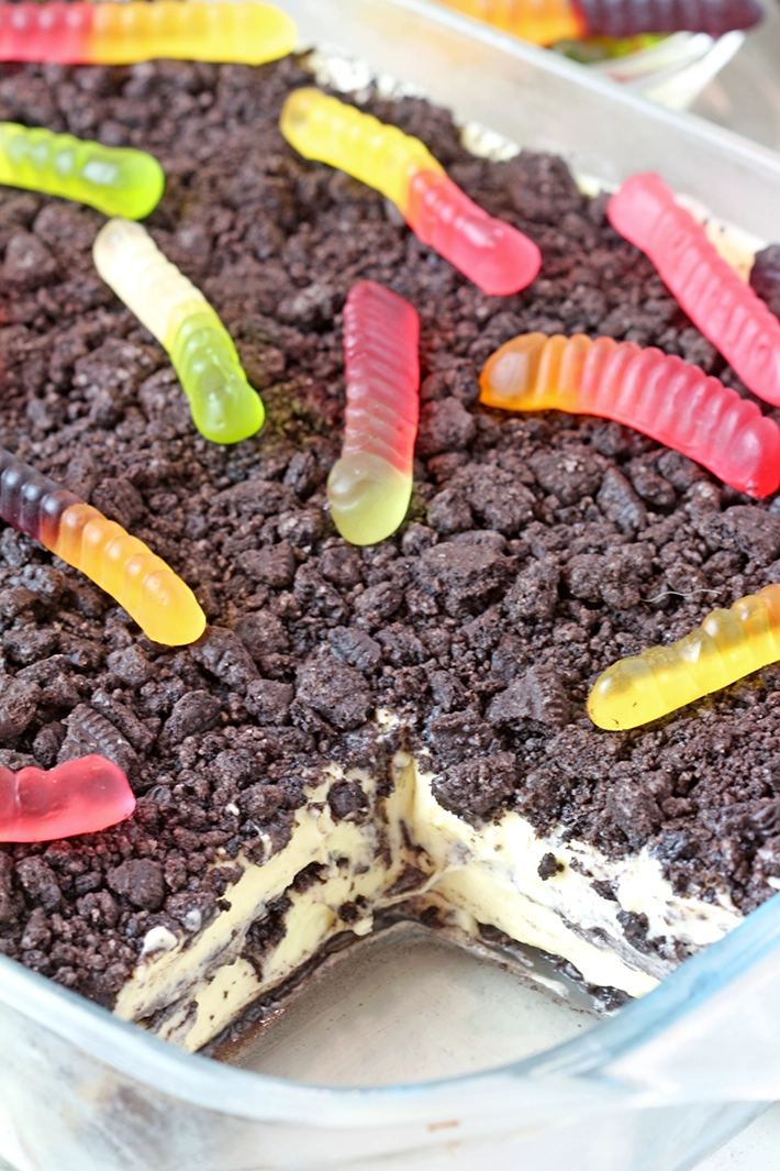 Dirt Pudding Recipe - this quick and easy make-ahead dessert made with crushed Oreos and whipped vanilla pudding topped with gummy worms will wow both kids and adults! It’s fun to prepare, so the kids will be excited to help, and it’s the perfect treat for Halloween!