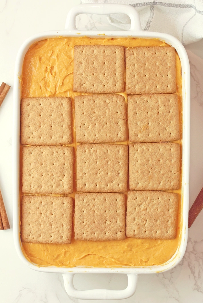 Add another layer of graham crackers, then spread the remaining pumpkin filling.
