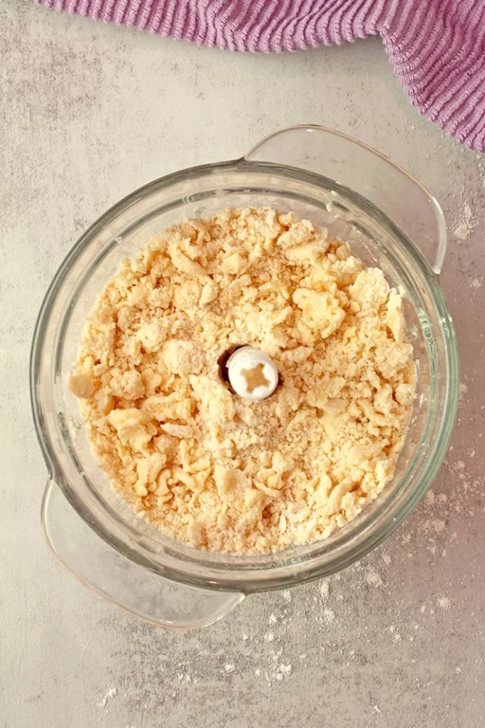 Homemade Pie Crust is an easy recipe for a flaky, buttery crust that’s perfect for any pie – sweet or savory! With Thanksgiving coming up, now is the perfect time to try the best homemade pie crust recipes and make sure your pie turns out irresistibly delicious.