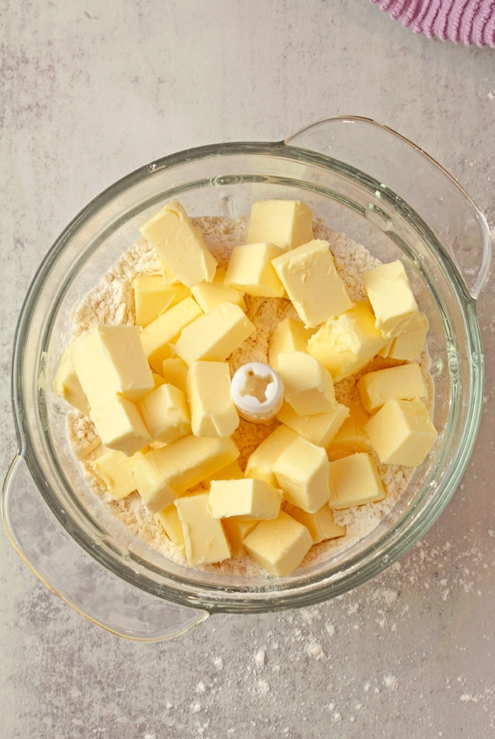 Homemade Pie Crust is an easy recipe for a flaky, buttery crust that’s perfect for any pie – sweet or savory! With Thanksgiving coming up, now is the perfect time to try the best homemade pie crust recipes and make sure your pie turns out irresistibly delicious.