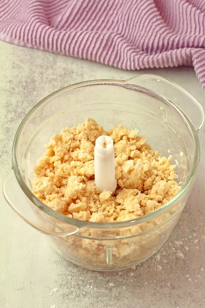 Homemade Pie Crust is an easy recipe for a flaky, buttery crust that’s perfect for any pie – sweet or savory! With Thanksgiving coming up, now is the perfect time to try the best homemade pie crust recipes and make sure your pie turns out irresistibly delicious.