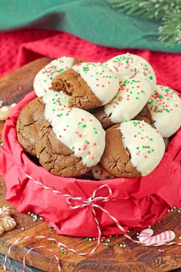 White Chocolate Dipped Gingerbread Cookies – soft, chewy and perfect for the holidays. Soft and chewy gingerbread cookies dipped in creamy white chocolate. An easy holiday recipe, perfect for gifts, cookie boxes and Christmas baking.