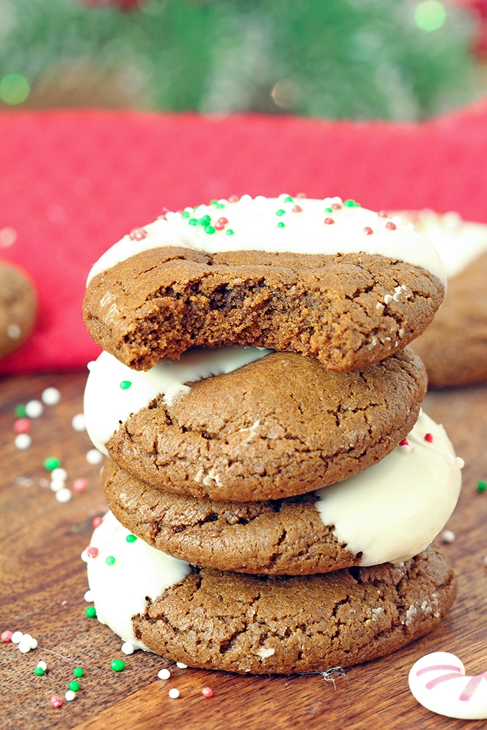 White Chocolate Dipped Gingerbread Cookies – soft, chewy and perfect for the holidays. Soft and chewy gingerbread cookies dipped in creamy white chocolate. An easy holiday recipe, perfect for gifts, cookie boxes and Christmas baking.