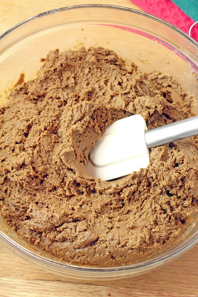 White Chocolate Dipped Gingerbread Cookies – soft, chewy and perfect for the holidays. Soft and chewy gingerbread cookies dipped in creamy white chocolate. An easy holiday recipe, perfect for gifts, cookie boxes and Christmas baking.