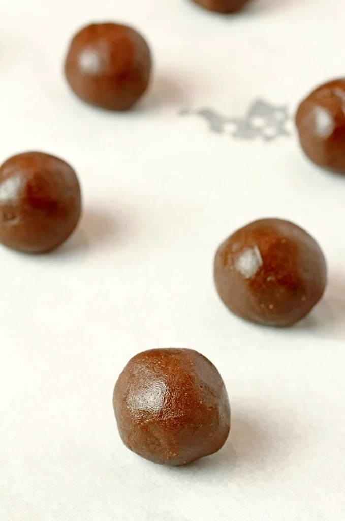 White Chocolate Dipped Gingerbread Cookies – soft, chewy and perfect for the holidays. Soft and chewy gingerbread cookies dipped in creamy white chocolate. An easy holiday recipe, perfect for gifts, cookie boxes and Christmas baking.