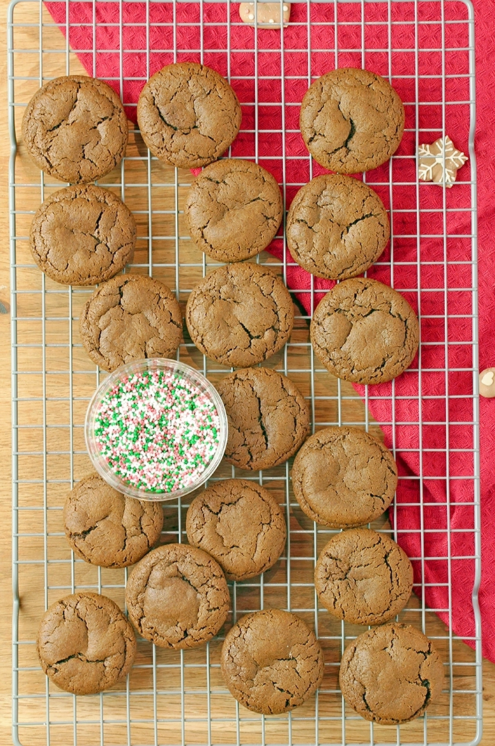 White Chocolate Dipped Gingerbread Cookies – soft, chewy and perfect for the holidays. Soft and chewy gingerbread cookies dipped in creamy white chocolate. An easy holiday recipe, perfect for gifts, cookie boxes and Christmas baking.