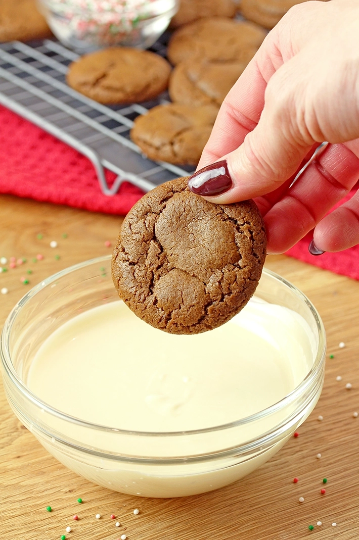 White Chocolate Dipped Gingerbread Cookies – soft, chewy and perfect for the holidays. Soft and chewy gingerbread cookies dipped in creamy white chocolate. An easy holiday recipe, perfect for gifts, cookie boxes and Christmas baking.