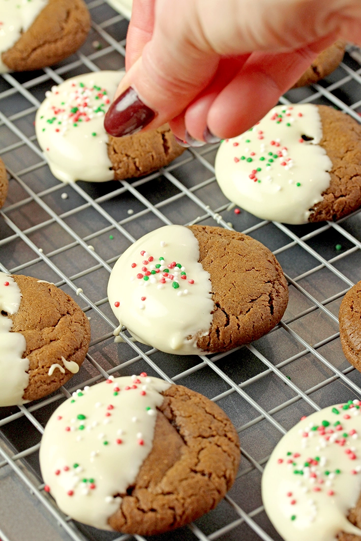 White Chocolate Dipped Gingerbread Cookies – soft, chewy and perfect for the holidays. Soft and chewy gingerbread cookies dipped in creamy white chocolate. An easy holiday recipe, perfect for gifts, cookie boxes and Christmas baking.