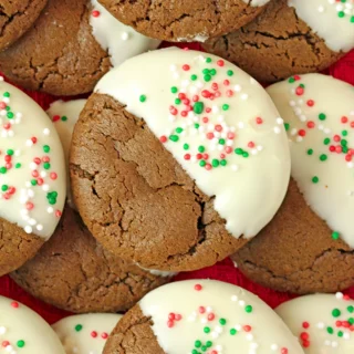 White Chocolate Dipped Gingerbread Cookies – soft, chewy and perfect for the holidays. Soft and chewy gingerbread cookies dipped in creamy white chocolate. An easy holiday recipe, perfect for gifts, cookie boxes and Christmas baking.