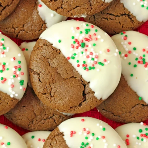 White Chocolate Dipped Gingerbread Cookies – soft, chewy and perfect for the holidays. Soft and chewy gingerbread cookies dipped in creamy white chocolate. An easy holiday recipe, perfect for gifts, cookie boxes and Christmas baking.