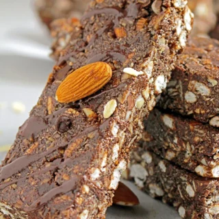 So rich and tasty Chocolate Almond Granola Bars recipe. Healthy vegan snack, sugar and gluten-free. Fell the rush of a new energy. How can you resist them? A picture is worth a thousand words.